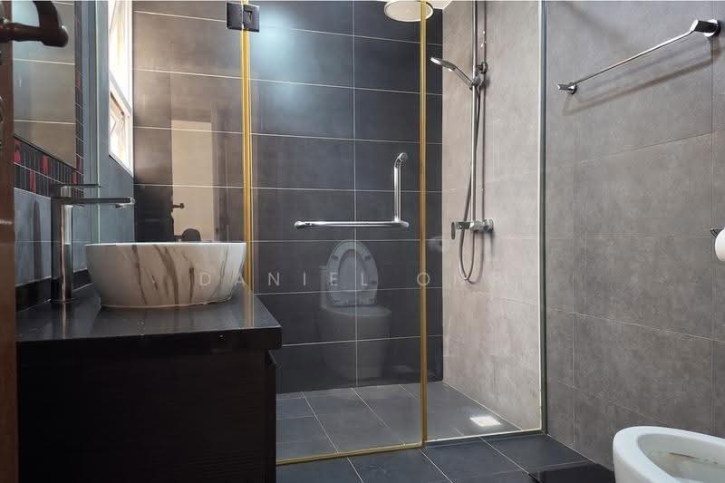 Villa Marina, 21 Jalan Sempadan, East Coast / Marine Parade, 2 Bedrooms, 1,087 sqft, Condominium For Sale, by Daniel Ong, 500280173 - Bathroom - PropertyGuru.com.sg