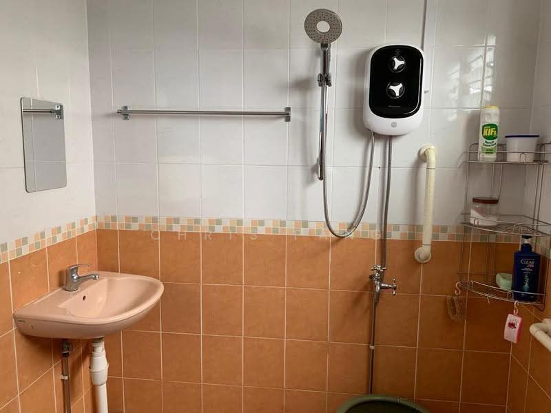 412 Tampines Street 41, 412 Tampines Street 41, Pasir Ris / Tampines, Room Rental, 180 sqft, HDB Flat For Rent, by Chris Pang, 500280177 - Bathroom - PropertyGuru.com.sg