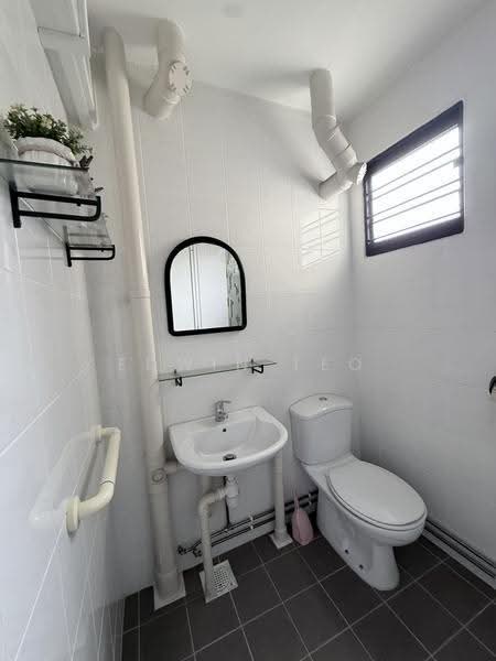 715 Clementi West Street 2, 715 Clementi West Street 2, Buona Vista / West Coast / Clementi New Town, 2 Bedrooms, 732 sqft, HDB Flat For Rent, by Edwin Teo, 500280325 - Bathroom - PropertyGuru.com.sg
