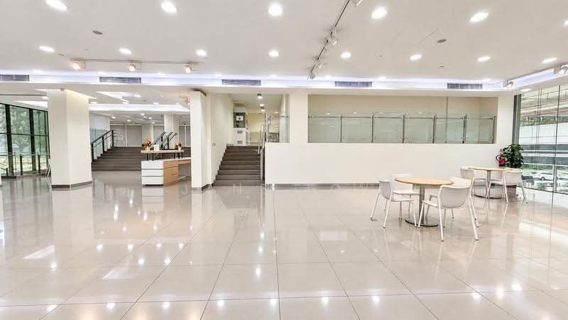 Showroom with Office | High Visibility | Face MRT Track, Alexandra / Commonwealth, 18,466 sqft, Other Retail For Rent, by Jane Toh, 500280373 - Lobby - CommercialGuru.com.sg