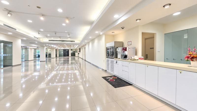 Showroom with Office | High Visibility | Face MRT Track, Alexandra / Commonwealth, 18,466 sqft, Other Retail For Rent, by Jane Toh, 500280373 - Interior - CommercialGuru.com.sg