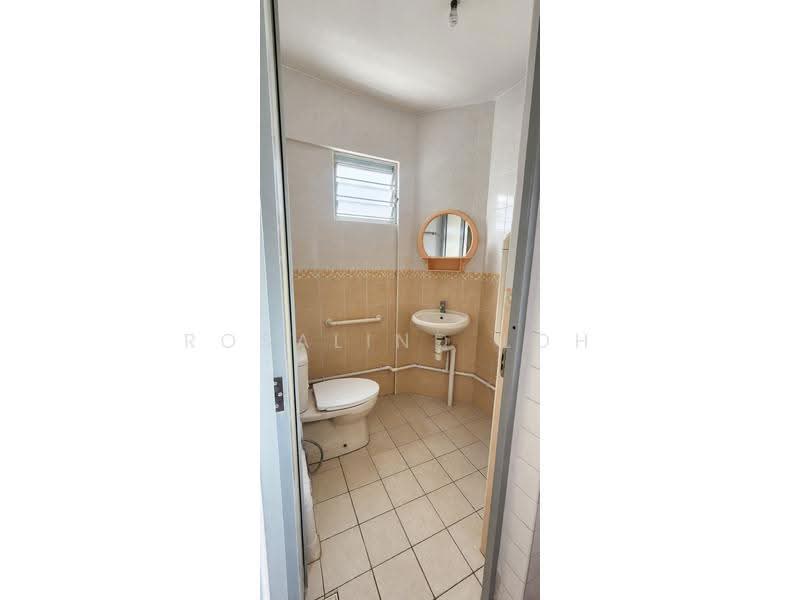 211 Jurong East Street 21, 211 Jurong East Street 21, Boon Lay / Jurong / Tuas, 3 Bedrooms, 1,011 sqft, HDB Flat For Sale, by Rosalind Loh, 500280449 - Bathroom - PropertyGuru.com.sg