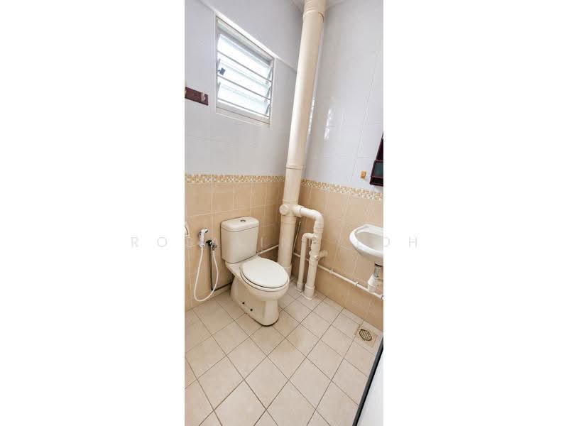 211 Jurong East Street 21, 211 Jurong East Street 21, Boon Lay / Jurong / Tuas, 3 Bedrooms, 1,011 sqft, HDB Flat For Sale, by Rosalind Loh, 500280449 - Bathroom - PropertyGuru.com.sg