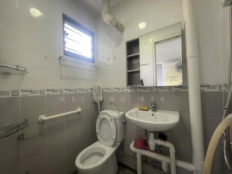 106 Aljunied Crescent, 106 Aljunied Crescent, Eunos / Geylang / Paya Lebar, Room Rental, 150 sqft, HDB Flat For Rent, by Weiting Bek, 500280584 - Bathroom - PropertyGuru.com.sg