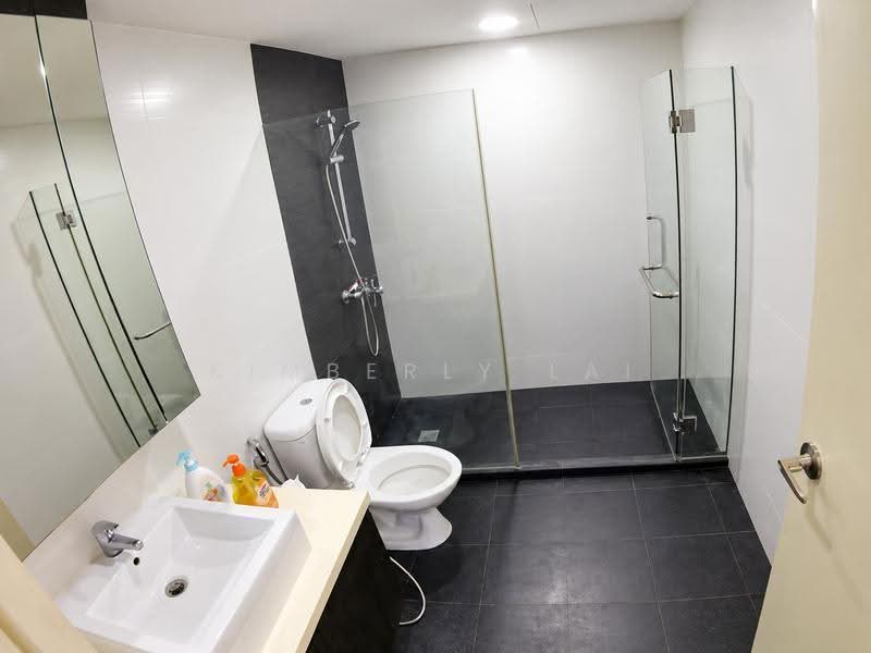 For investors/Coliving, 1BR convertible to 2BR or study 2 mins to MRT., Alexandra / Commonwealth, 2 Bedrooms, 763 sqft, Condominium For Sale, by Kimberly Lai, 500280597 - Bathroom - PropertyGuru.com.sg