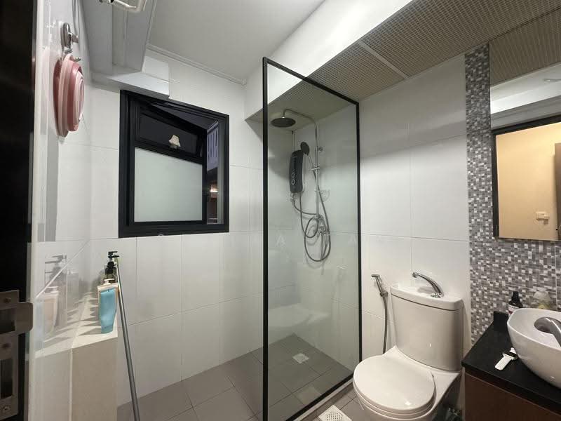 SUPER CHEAP HDB FLAT ALMOST NEW, , 4 Bedrooms, 1,001 sqft, HDB Flat For Sale, by Stella Tan, 500280604 - Bathroom - PropertyGuru.com.sg