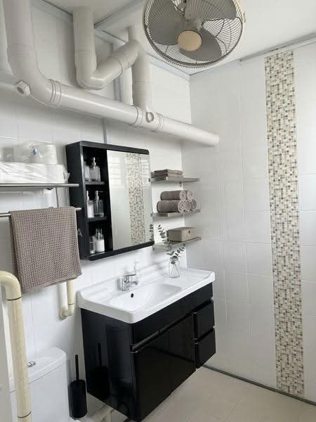 315 Jurong East Street 32, 315 Jurong East Street 32, Boon Lay / Jurong / Tuas, 3 Bedrooms, 1,109 sqft, HDB Flat For Sale, by Anita Koh, 500280628 - Bathroom - PropertyGuru.com.sg