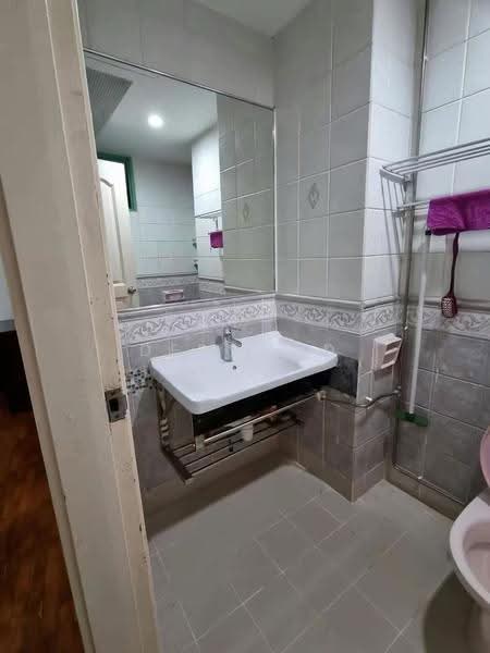 The Sunny Spring, 50 Lorong 40 Geylang, Eunos / Geylang / Paya Lebar, 3 Bedrooms, 1,023 sqft, Condominium For Sale, by Desmond Kok, 500280665 - Bathroom - PropertyGuru.com.sg