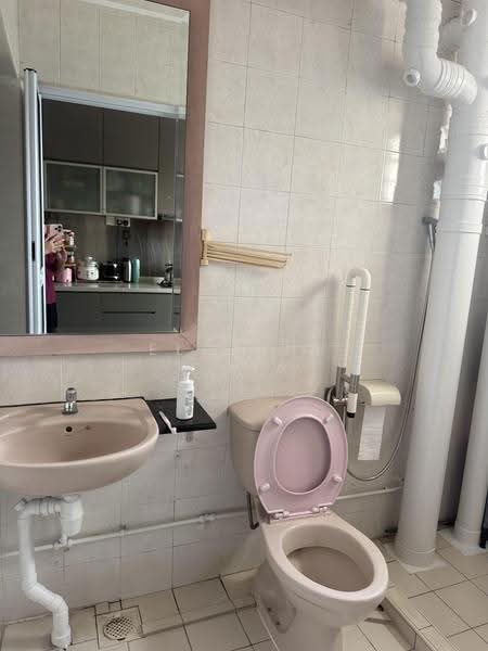 63A Lengkok Bahru, 63A Lengkok Bahru, Alexandra / Commonwealth, Room Rental, 100 sqft, HDB Flat For Rent, by Elphine Chia, 500280717 - Bathroom - PropertyGuru.com.sg