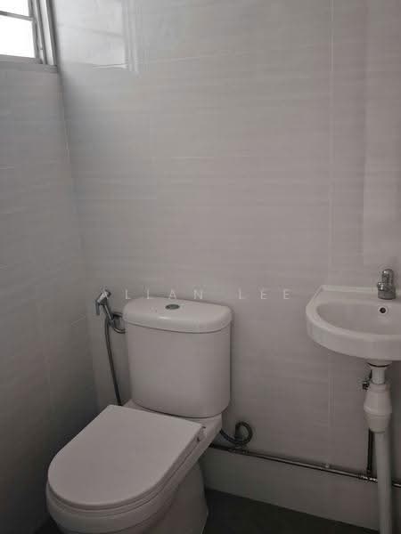 36 Chai Chee Avenue, 36 Chai Chee Avenue, Bedok / Upper East Coast, 2 Bedrooms, 720 sqft, HDB Flat For Rent, by Allan Lee, 500280759 - Bathroom - PropertyGuru.com.sg