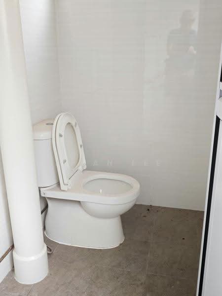 36 Chai Chee Avenue, 36 Chai Chee Avenue, Bedok / Upper East Coast, 2 Bedrooms, 720 sqft, HDB Flat For Rent, by Allan Lee, 500280759 - Bathroom - PropertyGuru.com.sg