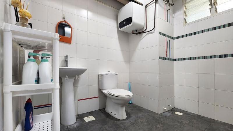 410B Fernvale Road, 410B Fernvale Road, Seletar / Yio Chu Kang, 3 Bedrooms, 1,022 sqft, HDB Flat For Sale, by Angela Lee, 500280836 - Common Bathroom - PropertyGuru.com.sg