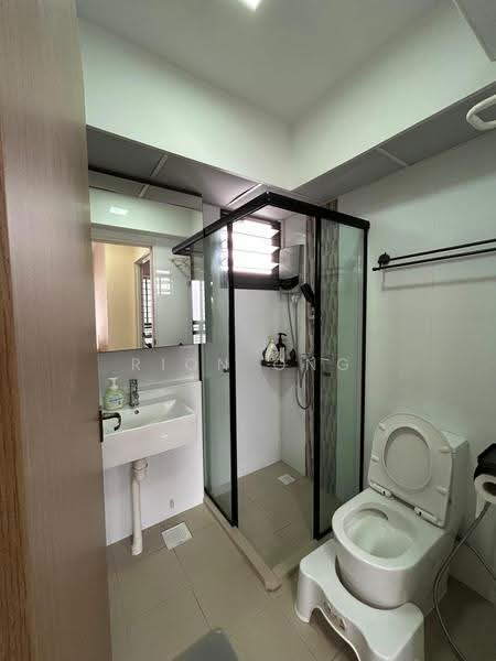 94 Dawson Road, 94 Dawson Road, Alexandra / Commonwealth, 2 Bedrooms, 678 sqft, HDB Flat For Sale, by Rion Ong, 500280870 - Common Bathroom - PropertyGuru.com.sg