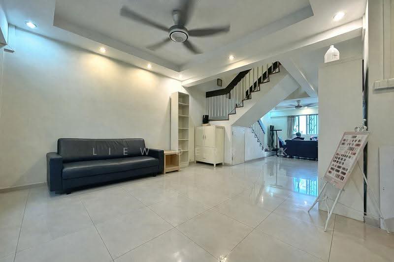 549 Jurong West Street 42, 549 Jurong West Street 42, Boon Lay / Jurong / Tuas, 4 Bedrooms, 1,690 sqft, HDB Flat For Sale, by Liew Derrick, 500280879 - Living Room - PropertyGuru.com.sg