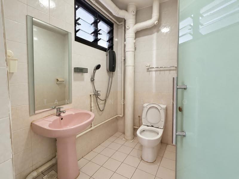 693 Jurong West Central 1, 693 Jurong West Central 1, Boon Lay / Jurong / Tuas, 3 Bedrooms, 1,098 sqft, HDB Flat For Sale, by Tan Hong Liang, 500280912 - Kitchen bathroom - PropertyGuru.com.sg