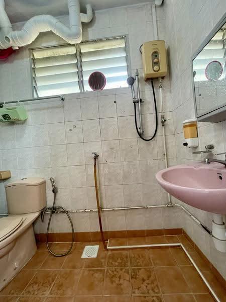 146 Bedok Reservoir Road, 146 Bedok Reservoir Road, Bedok / Upper East Coast, 3 Bedrooms, 1,120 sqft, HDB Flat For Sale, by Ashcvin Mani, 500280928 - Bathroom - PropertyGuru.com.sg
