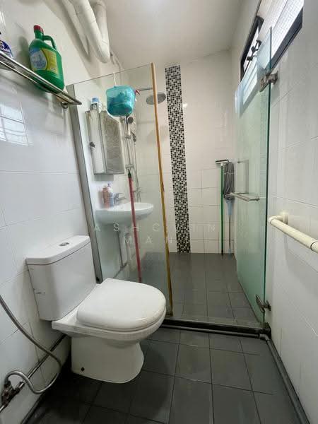 146 Bedok Reservoir Road, 146 Bedok Reservoir Road, Bedok / Upper East Coast, 3 Bedrooms, 1,120 sqft, HDB Flat For Sale, by Ashcvin Mani, 500280928 - Bathroom - PropertyGuru.com.sg