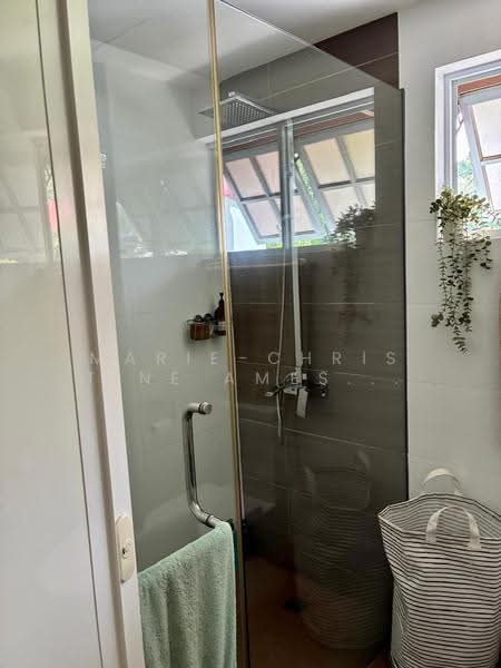 Lewis Lodge, 41A Lewis Road, Tanglin / Holland / Bukit Timah, 3 Bedrooms, 1,657 sqft, Apartment For Rent, by Marie-Christine Amestoy, 500280932 - Bathroom - PropertyGuru.com.sg