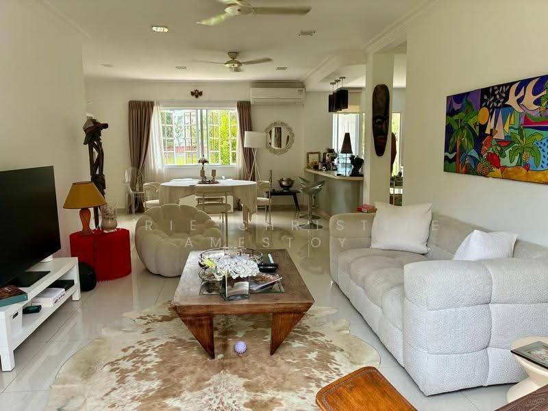 Lewis Lodge, 41A Lewis Road, Tanglin / Holland / Bukit Timah, 3 Bedrooms, 1,657 sqft, Apartment For Rent, by Marie-Christine Amestoy, 500280932 - Living Room - PropertyGuru.com.sg