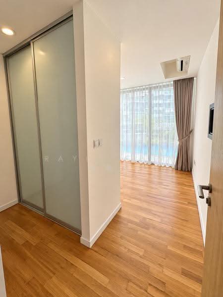 Skies Miltonia, 3 Miltonia Close, Sembawang / Yishun, 5 Bedrooms, 4,672 sqft, Condominium For Sale, by Rayne Chua 蔡美慧, 500281038 - Master Bedroom w/ Walk-in Wardrobe - PropertyGuru.com.sg