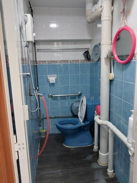 107 Jalan Bukit Merah, 107 Jalan Bukit Merah, Alexandra / Commonwealth, 2 Bedrooms, 700 sqft, HDB Flat For Rent, by Charmaine Yee, 500281080 - Bathroom - PropertyGuru.com.sg