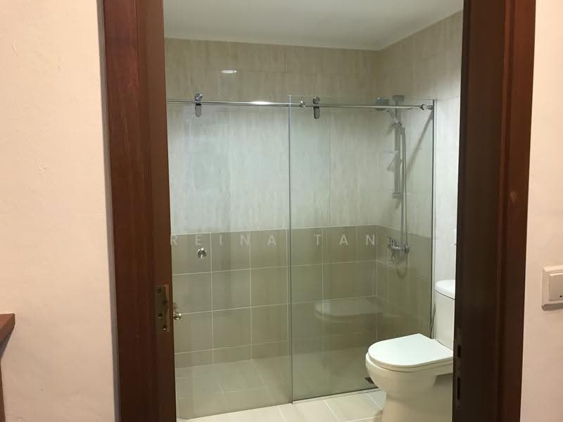 Duchess Crest, 64 Duchess Avenue, Tanglin / Holland / Bukit Timah, 3 Bedrooms, 1,582 sqft, Condominium For Sale, by Reina Tan, 500281119 - Master bath - PropertyGuru.com.sg