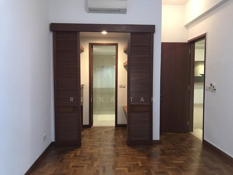Duchess Crest, 64 Duchess Avenue, Tanglin / Holland / Bukit Timah, 3 Bedrooms, 1,582 sqft, Condominium For Sale, by Reina Tan, 500281119 - Master walk in wardrobe - PropertyGuru.com.sg