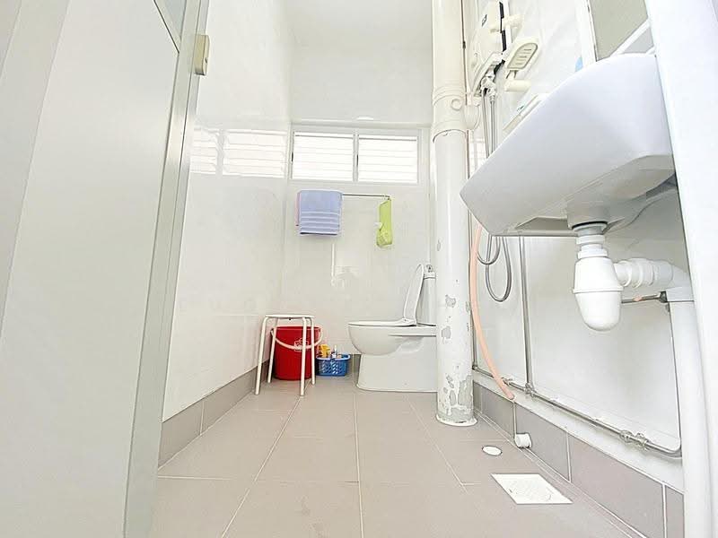 222 Tampines Street 24, 222 Tampines Street 24, Pasir Ris / Tampines, 2 Bedrooms, 786 sqft, HDB Flat For Sale, by Eugene Chen, 500281234 - Bathroom - PropertyGuru.com.sg