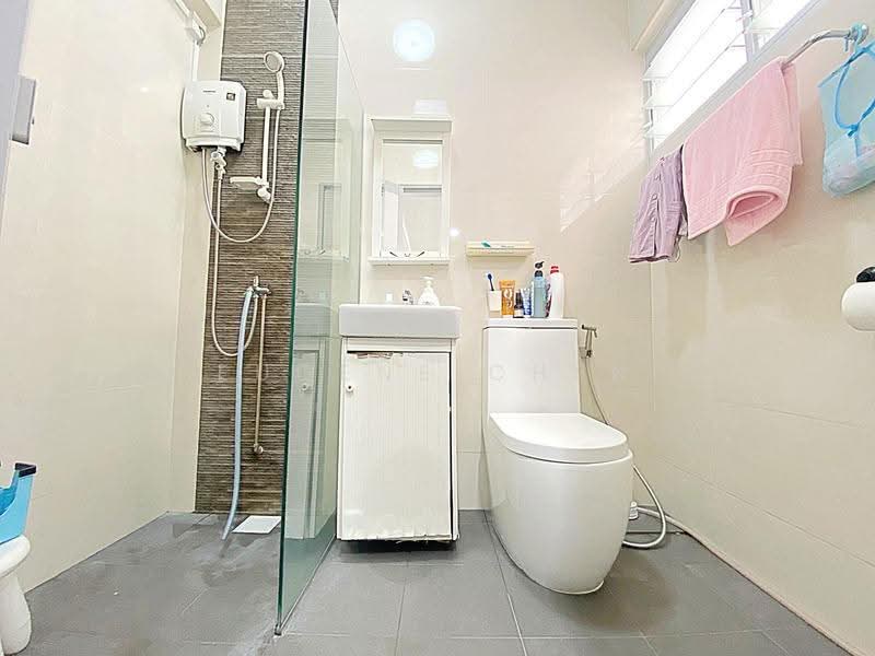 222 Tampines Street 24, 222 Tampines Street 24, Pasir Ris / Tampines, 2 Bedrooms, 786 sqft, HDB Flat For Sale, by Eugene Chen, 500281234 - Bathroom - PropertyGuru.com.sg