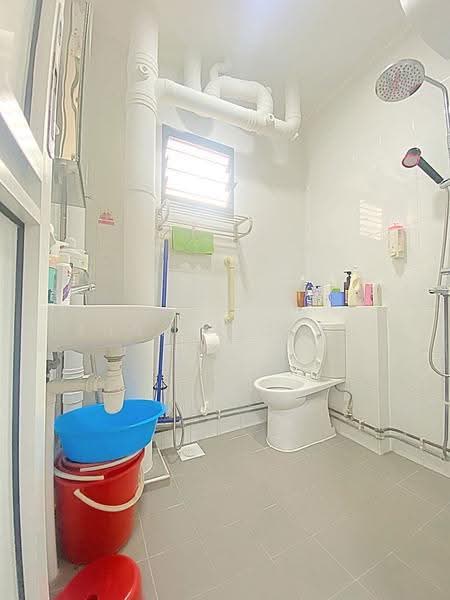 222 Tampines Street 24, 222 Tampines Street 24, Pasir Ris / Tampines, 2 Bedrooms, 786 sqft, HDB Flat For Sale, by Eugene Chen, 500281234 - Bathroom - PropertyGuru.com.sg