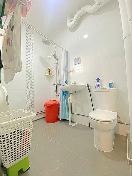 222 Tampines Street 24, 222 Tampines Street 24, Pasir Ris / Tampines, 2 Bedrooms, 786 sqft, HDB Flat For Sale, by Eugene Chen, 500281234 - Bathroom - PropertyGuru.com.sg