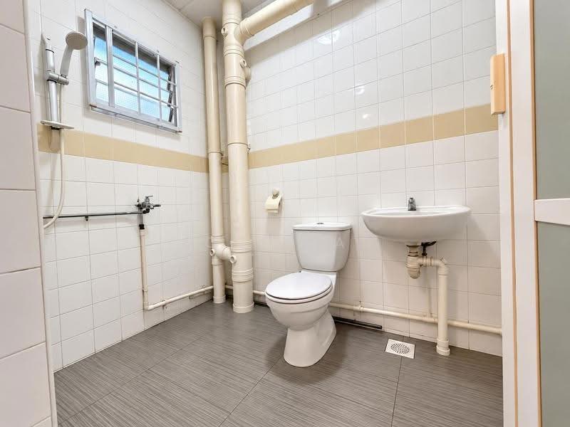 185B Rivervale Crescent, 185B Rivervale Crescent, Hougang / Punggol / Sengkang, 3 Bedrooms, 969 sqft, HDB Flat For Sale, by John Tan, 500281257 - Bathroom - PropertyGuru.com.sg