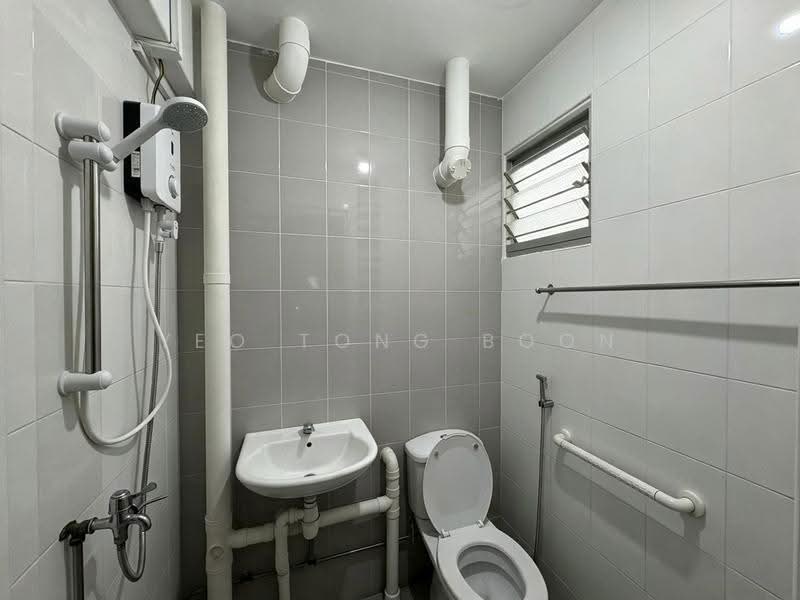 526 Bedok North Street 3, 526 Bedok North Street 3, Bedok / Upper East Coast, 2 Bedrooms, 721 sqft, HDB Flat For Sale, by Yeo Tong Boon, 500281259 - Bathroom - PropertyGuru.com.sg