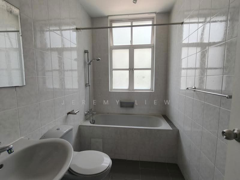 La Suisse I, 58 Swiss View, Newton / Novena, 3 Bedrooms, 2,057 sqft, Condominium For Rent, by Jeremy Liew, 500281265 - Bathroom - PropertyGuru.com.sg