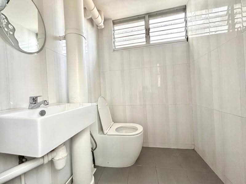 315 Clementi Avenue 4, 315 Clementi Avenue 4, Buona Vista / West Coast / Clementi New Town, Room Rental, 100 sqft, HDB Flat For Rent, by Catherine Chua, 500281295 - Bathroom - PropertyGuru.com.sg