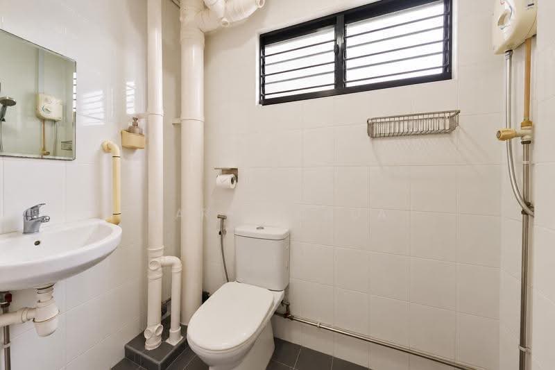 347 Ubi Avenue 1, 347 Ubi Avenue 1, Eunos / Geylang / Paya Lebar, 3 Bedrooms, 1,119 sqft, HDB Flat For Sale, by Karen Chua, 500281299 - Bathroom - PropertyGuru.com.sg