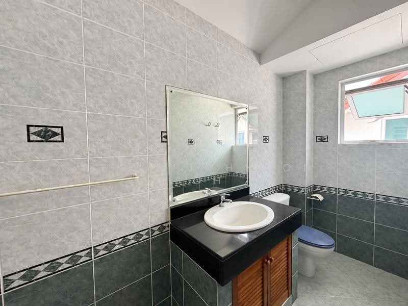 Jalan Angin Laut, Jalan Angin Laut, Bedok / Upper East Coast, 5 Bedrooms, 3,500 sqft, Semi-Detached House For Rent, by Regis Johnson Soh, 500281306 - Bathroom - PropertyGuru.com.sg