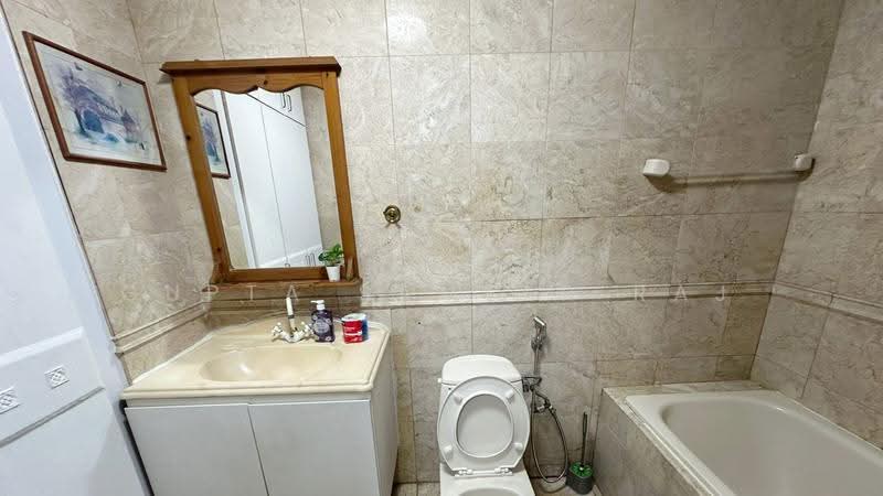 Parc Oasis, 35 Jurong East Avenue 1, Boon Lay / Jurong / Tuas, Room Rental, 200 sqft, Condominium For Rent, by Gupta Sameer Raj, 500281307 - Bathroom - PropertyGuru.com.sg