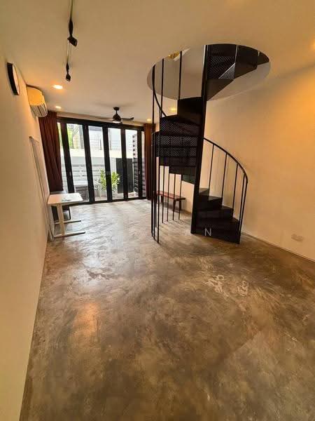 Double Storey Shophouse Unit in Joo Chiat, East Coast / Marine Parade, 1 Bedroom, 700 sqft, Conservation House For Rent, by Yen Tan, 500281325 - Living Room - PropertyGuru.com.sg