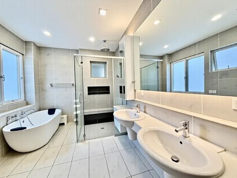 D15 RARE FIND SIGLAP | $16XXPSF | RENOVATED SEMI D | 一席难求, SOUTH FACING | 6 ROOMS 4 BATHS | 10M FRONTAGE | PARK 5 CARS, East Coast / Marine Parade, 6 Bedrooms, 3,318 sqft, Semi-Detached House For Sale, by Andrew Goh, 500281337 - Bathroom - PropertyGuru.com.sg