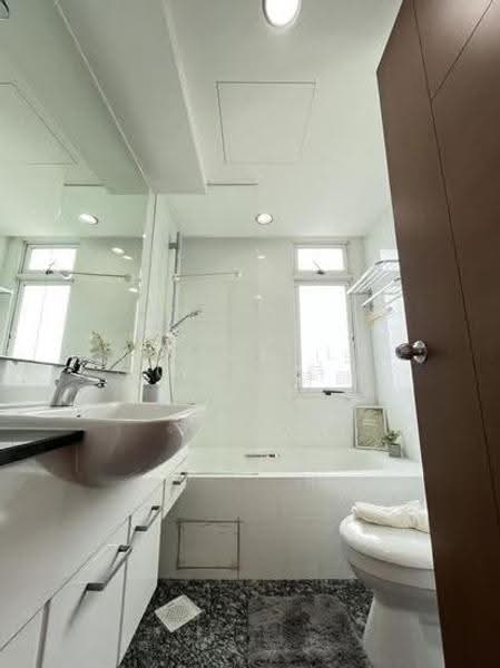 Meraprime, 301 Jalan Bukit Ho Swee, Alexandra / Commonwealth, 3 Bedrooms, 1,173 sqft, Condominium For Sale, by Michelle Goh 呉詩韻, 500281359 - Bathroom - PropertyGuru.com.sg