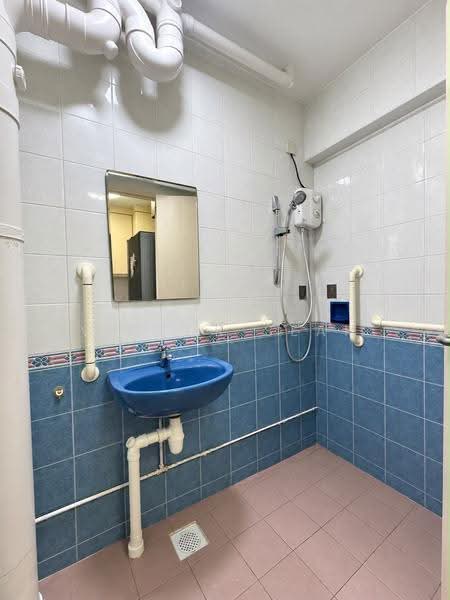 105B Edgefield Plains, 105B Edgefield Plains, Hougang / Punggol / Sengkang, 3 Bedrooms, 1,184 sqft, HDB Flat For Sale, by Victor Seah, 500281371 - Common Bathroom - PropertyGuru.com.sg