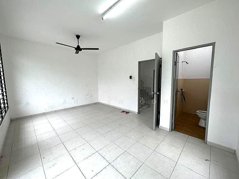 SIGLAP SEMI D | REBUILD | WIDE QUIET ROAD | 路宽地正, REBUILD ONLY | 5 MINS TO MALL | 11M FRONTAGE | REGULAR, East Coast / Marine Parade, 3 Bedrooms, 2,000 sqft, Semi-Detached House For Sale, by Andrew Goh, 500281383 - Living Room - PropertyGuru.com.sg
