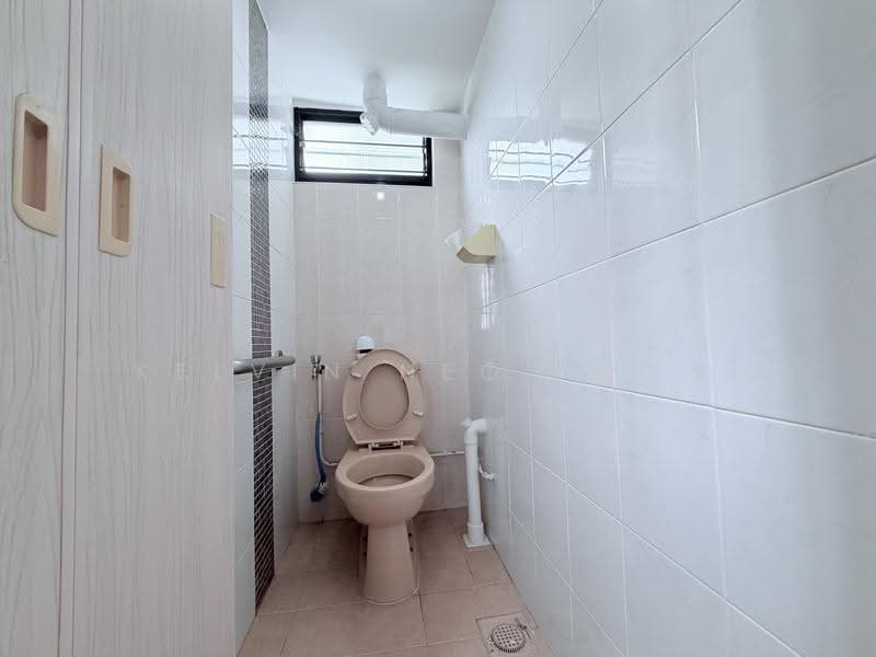 37 Bedok South Avenue 2, 37 Bedok South Avenue 2, Bedok / Upper East Coast, 3 Bedrooms, 904 sqft, HDB Flat For Sale, by Kelvin Neo 凯尔文, 500281443 - Bathroom - PropertyGuru.com.sg