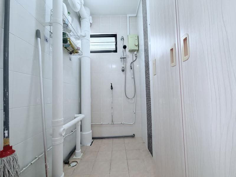 37 Bedok South Avenue 2, 37 Bedok South Avenue 2, Bedok / Upper East Coast, 3 Bedrooms, 904 sqft, HDB Flat For Sale, by Kelvin Neo 凯尔文, 500281443 - Bathroom - PropertyGuru.com.sg