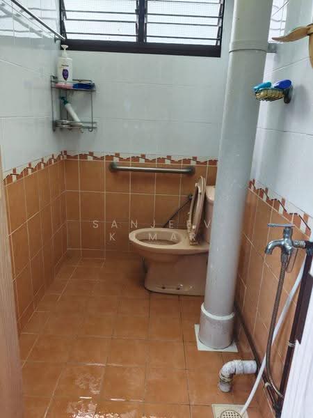 105 Tampines Street 11, 105 Tampines Street 11, Pasir Ris / Tampines, 2 Bedrooms, 807 sqft, HDB Flat For Sale, by Sanjeev Kumar, 500281472 - Bathroom - PropertyGuru.com.sg