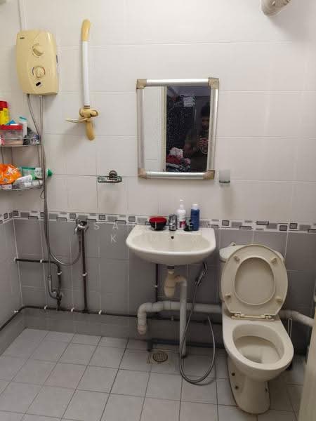 105 Tampines Street 11, 105 Tampines Street 11, Pasir Ris / Tampines, 2 Bedrooms, 807 sqft, HDB Flat For Sale, by Sanjeev Kumar, 500281472 - Bathroom - PropertyGuru.com.sg
