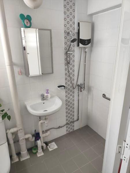 313 Jurong East Street 32, 313 Jurong East Street 32, Boon Lay / Jurong / Tuas, Room Rental, 200 sqft, HDB Flat For Rent, by Mario Ong Jun Zhi, 500281475 - Bathroom - PropertyGuru.com.sg