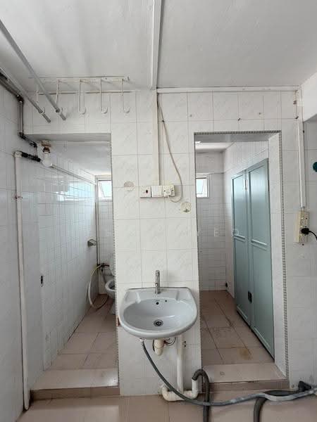 21 Ghim Moh Road, 21 Ghim Moh Road, Tanglin / Holland / Bukit Timah, 2 Bedrooms, 743 sqft, HDB Flat For Rent, by Hester Yeo, 500281482 - Bathroom - PropertyGuru.com.sg