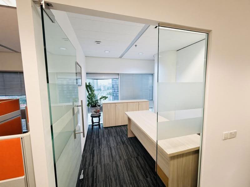 Gateway East, 152 Beach Road, Beach Road / Bugis / Rochor, 1,292 sqft, Office For Rent, by Preston Tan, 500281518 - Study - CommercialGuru.com.sg